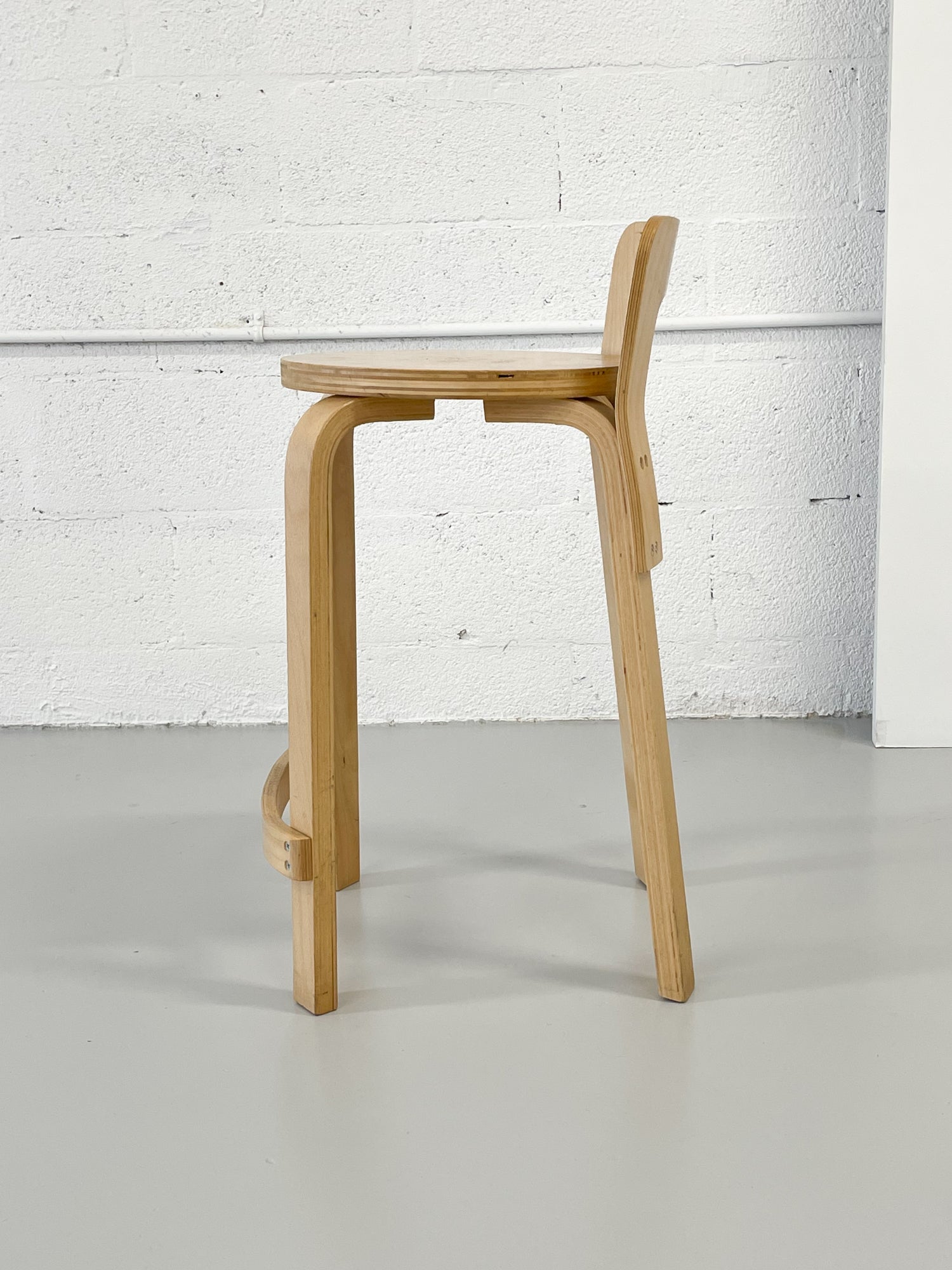Aalto K65 ナチュラル Artek Alvar Aalto K65 Low Back Kitchen / Bar Stool - Natural